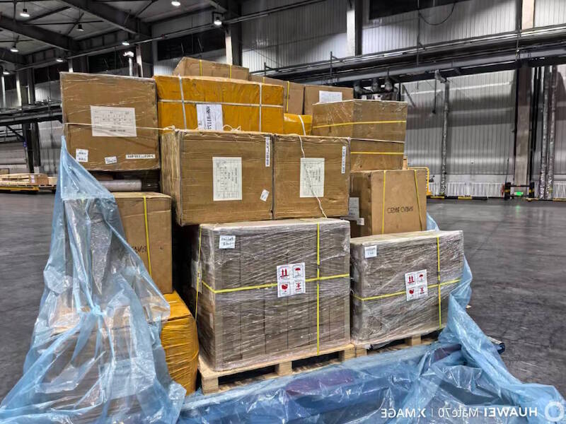 Air shipment from Urumqi to Estonia via Hungary: women's footwear, women's jackets, and headwear.